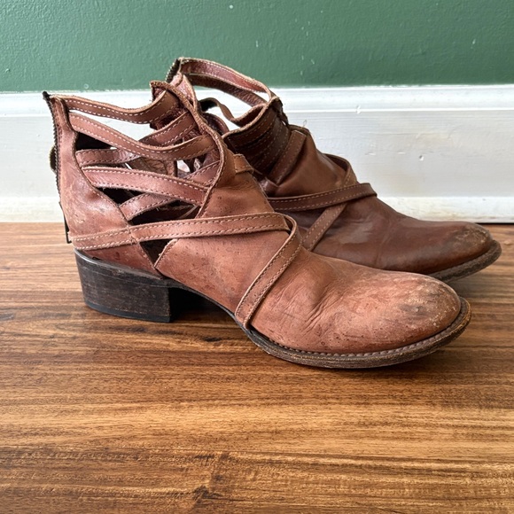 Freebird by Steven Distressed Brown Ankle Booties - Picture 1 of 4